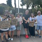 Veïns i veïnes de Cubelles a la concentració davant del Ple de Cunit per donar suport.